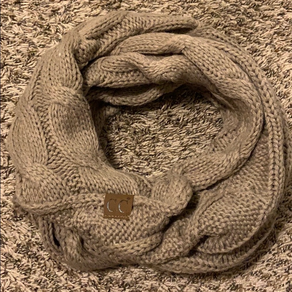 Women’s CC Knit Chunky Scarf - NWOT!